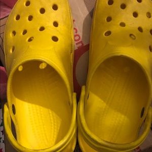 YELLOW CROCS